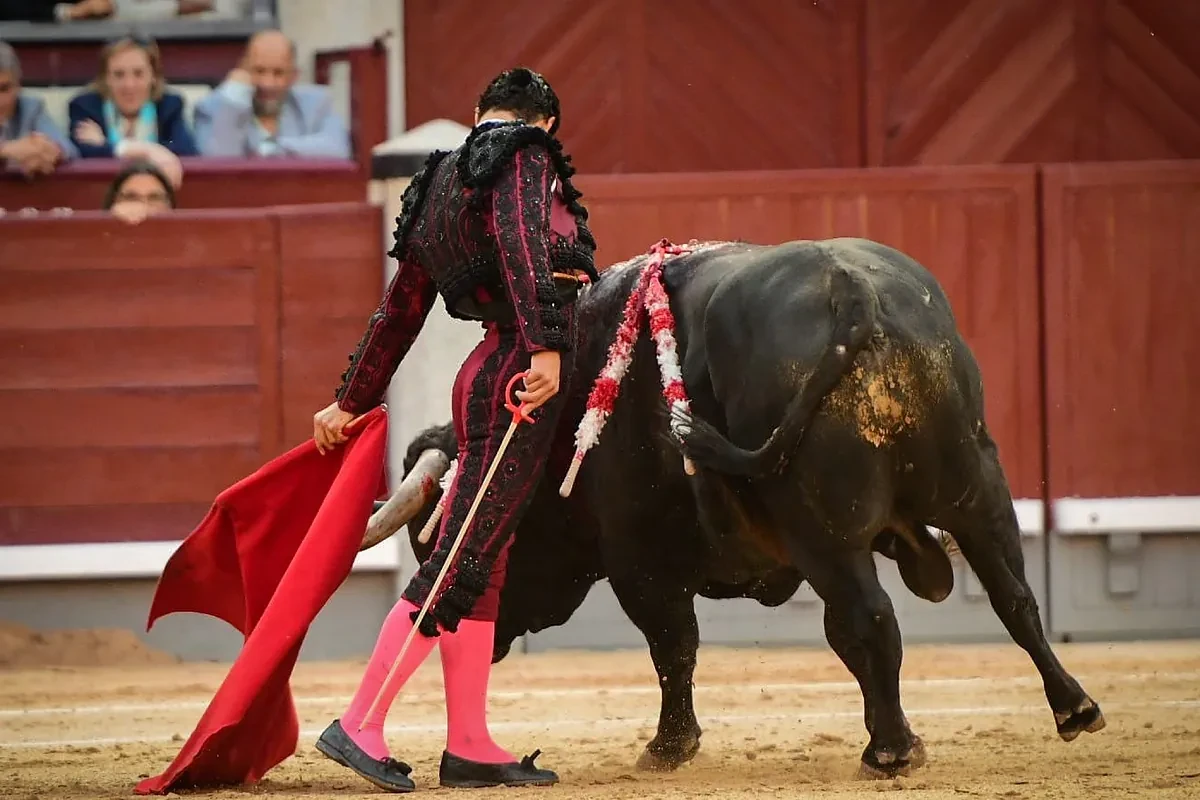 Pablo Aguado levanta un prodigio sobre las ruinas de la tarde y el cadáver de Juan Ortega en Las Ventas