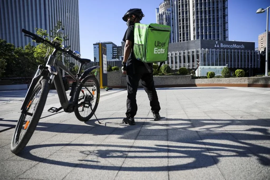 Díaz se lanza a por Uber Eats por los falsos autónomos en un sector en el que la digestión de la Ley Rider ya afecta a los restaurantes: 