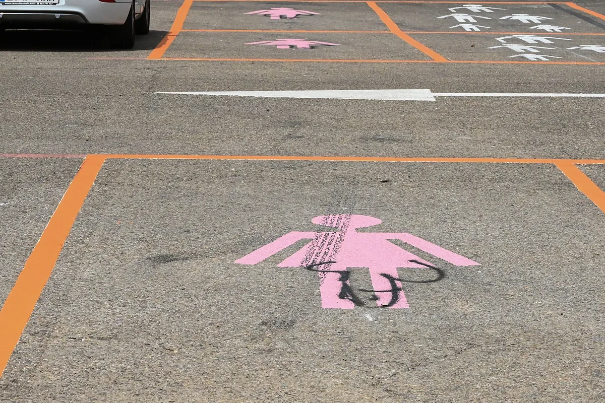 Nueva polémica por los aparcamientos para mujeres en León: vandalizan los pictogramas una semana después de su entrada en vigor