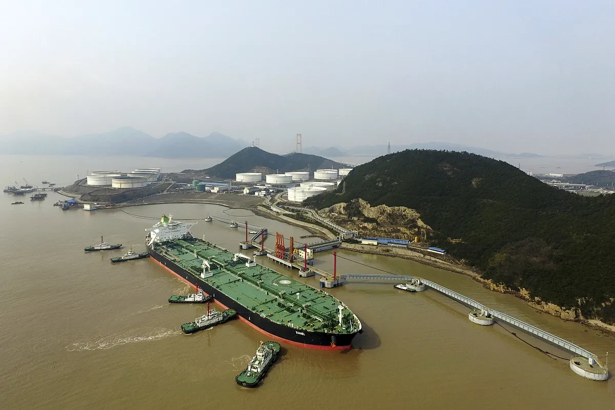 La flota fantasma iraní que abastece a China y que podría desaparecer con el cierre del estrecho de Ormuz
