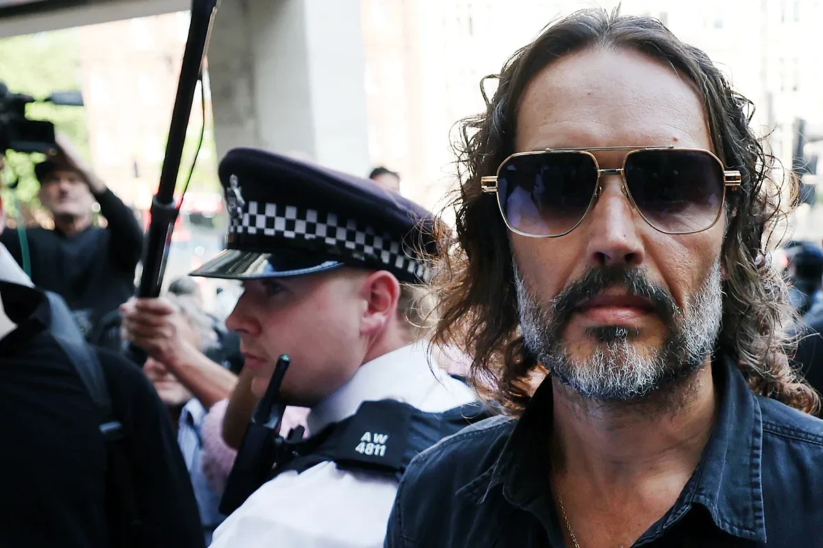 El cómico Russell Brand, acusado de violación y agresión sexual, queda en libertad condicional hasta su próxima audiencia
