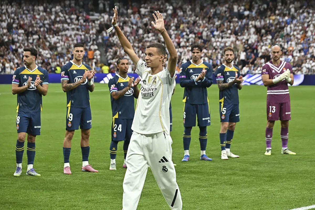 El doble gesto solidario del Real Madrid: saque de honor de un joven marroquí que perdió a su familia en un seísmo y el 