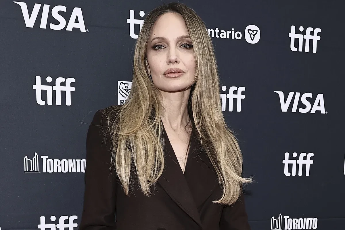 Angelina Jolie rompe a llorar en la presentación de 'Couture': 
