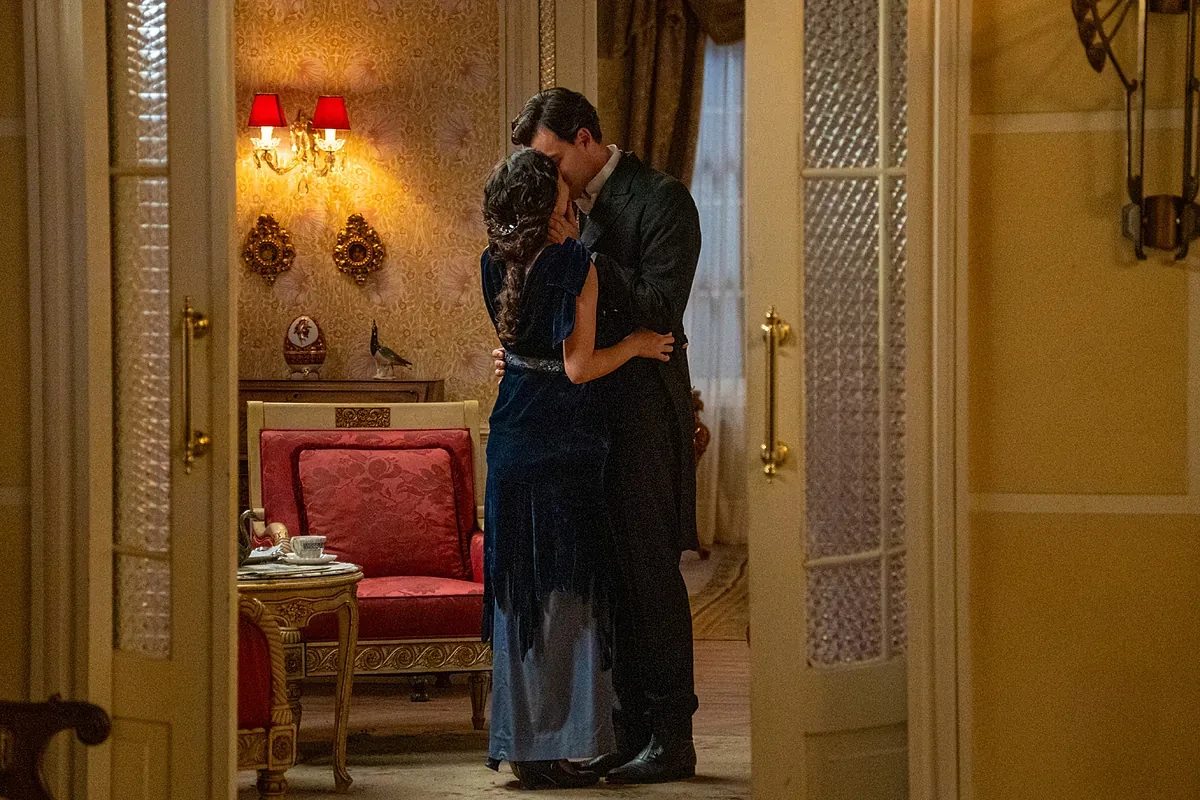 Avance de 'La Promesa', capítulo de hoy, lunes 21 de julio: Curro y Ángela se dejan llevar por la pasión y les pillan besándose