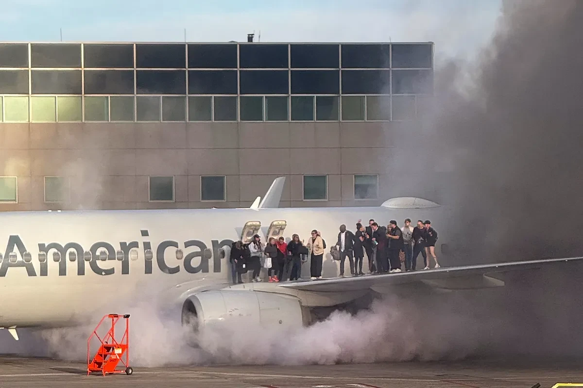 Un avión de American Airlines se incendia en el aeropuerto de Denver y los pasajeros son evacuados por el ala