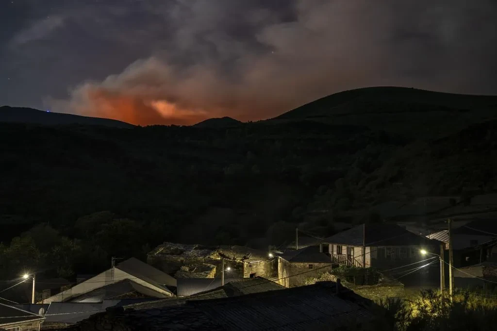 El incendio de Chandrexa de Queixa (Ourense) duplica su dimensión durante la noche y quema ya 450 hectáreas