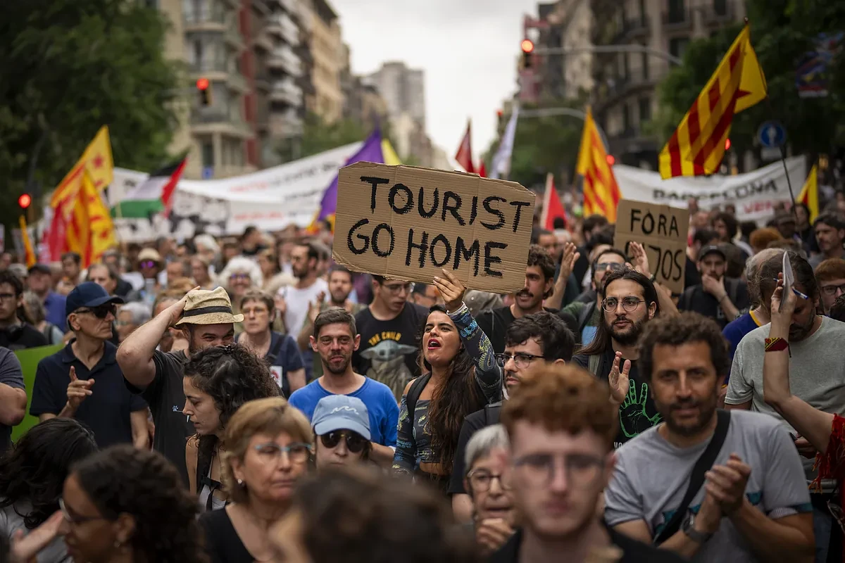 Los medios extranjeros alertan a los turistas sobre viajar a España y recuerdan la 'turismofobia': 