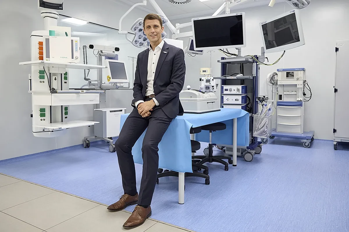 Suturas, sueros, máquinas de diálisis... B Braun, la empresa invisible que lo hace casi todo