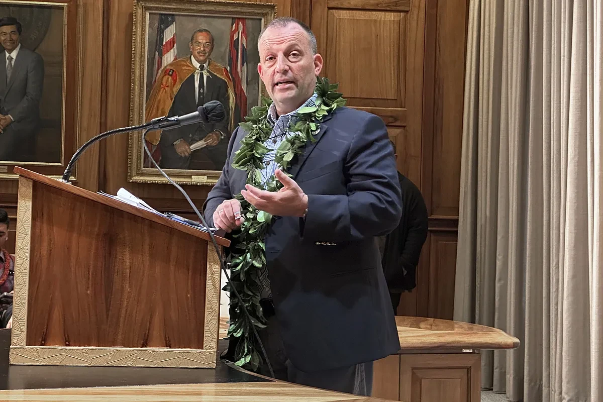 El galardonado médico que 'salvó' a Hawai del tsunami y que suena como candidato para las primarias demócratas