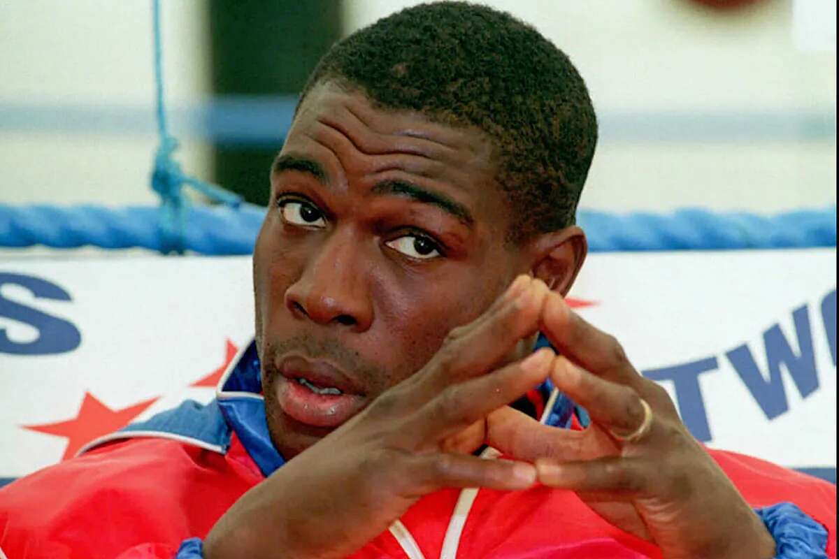 El campeón del mundo de pesos pesados Frank Bruno sufre una emergencia durante un vuelo de larga distancia