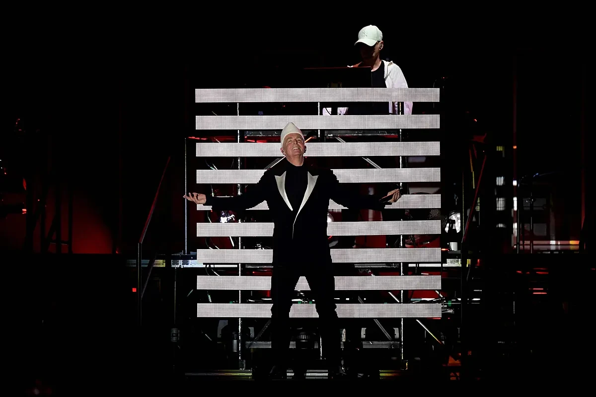 Pet Shop Boys reinician en Sevilla su gira de grandes éxitos con la solidez de 42 años de trayectoria, pero ¿son músicos o sólo aprietan botones?