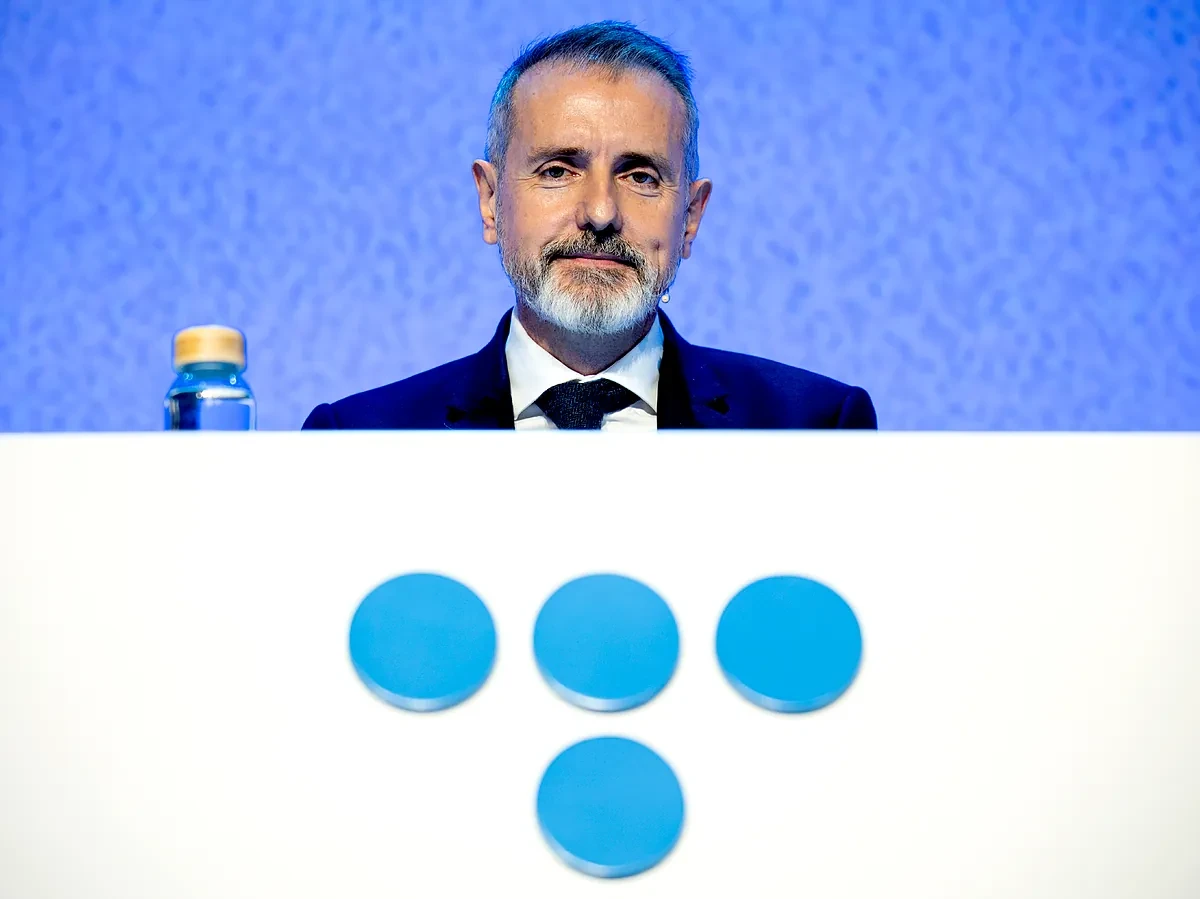 Telefónica recortará 3.000 millones en costes y rebajará el dividendo de 2026 a la mitad para aprovechar una oportunidad de hasta 22.000 millones en compras