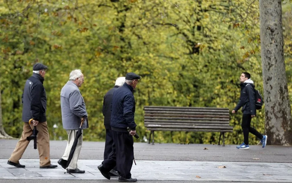 ¿Están las pensiones por encima del SMI? Dos de cada tres españoles cree (erróneamente) que cobrará por debajo de ese umbral