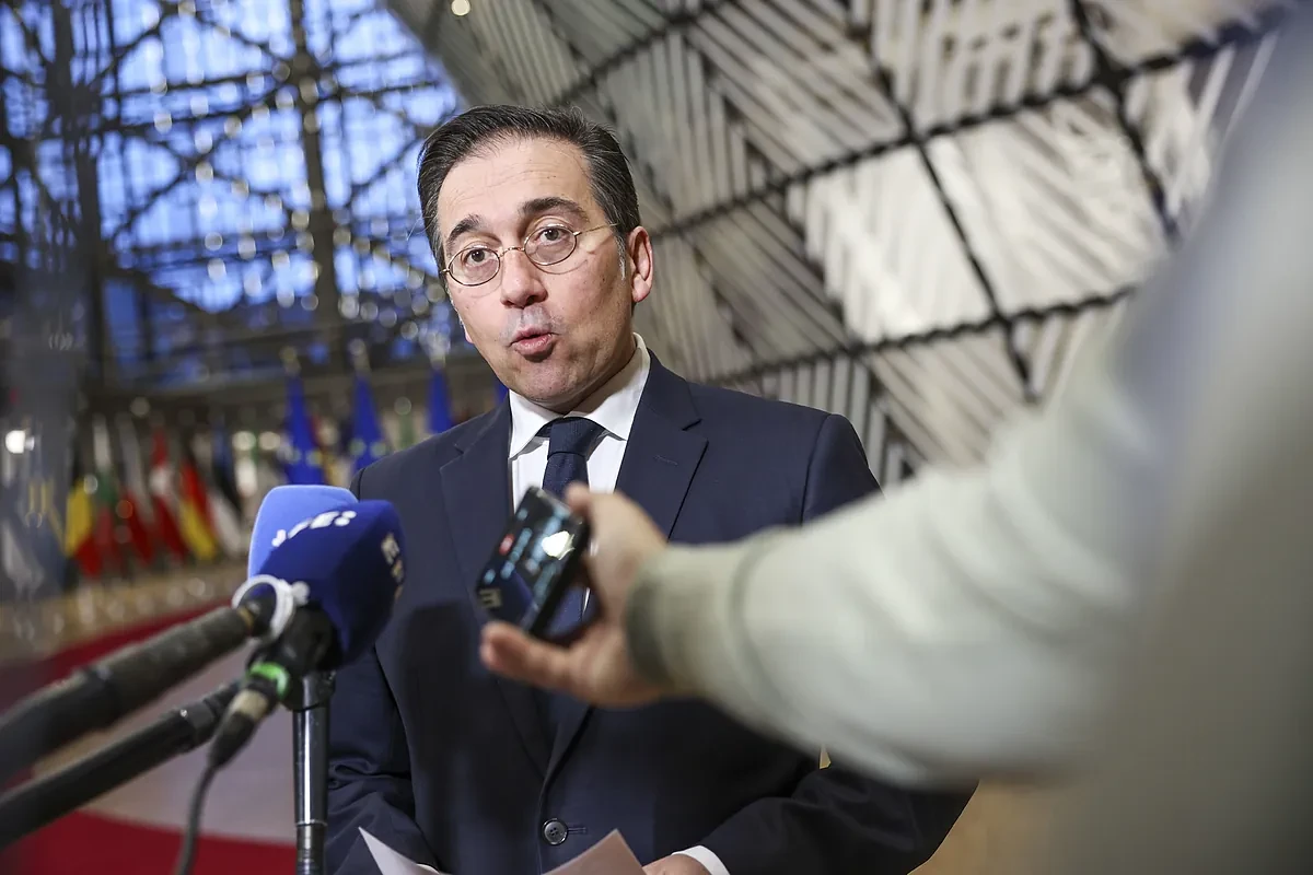 Albares denuncia el catalán sufre una 