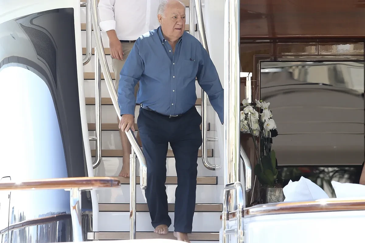 El detective de LOC: Amancio Ortega en bañador en su yate, ante la mirada curiosa de los veraneantes de una playa gallega