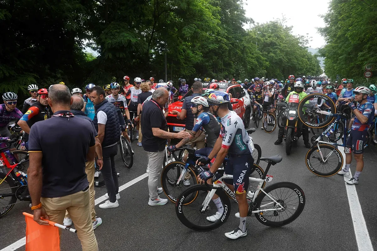 Groves gana una accidentada etapa del Giro antes de la primera selección en los Apeninos
