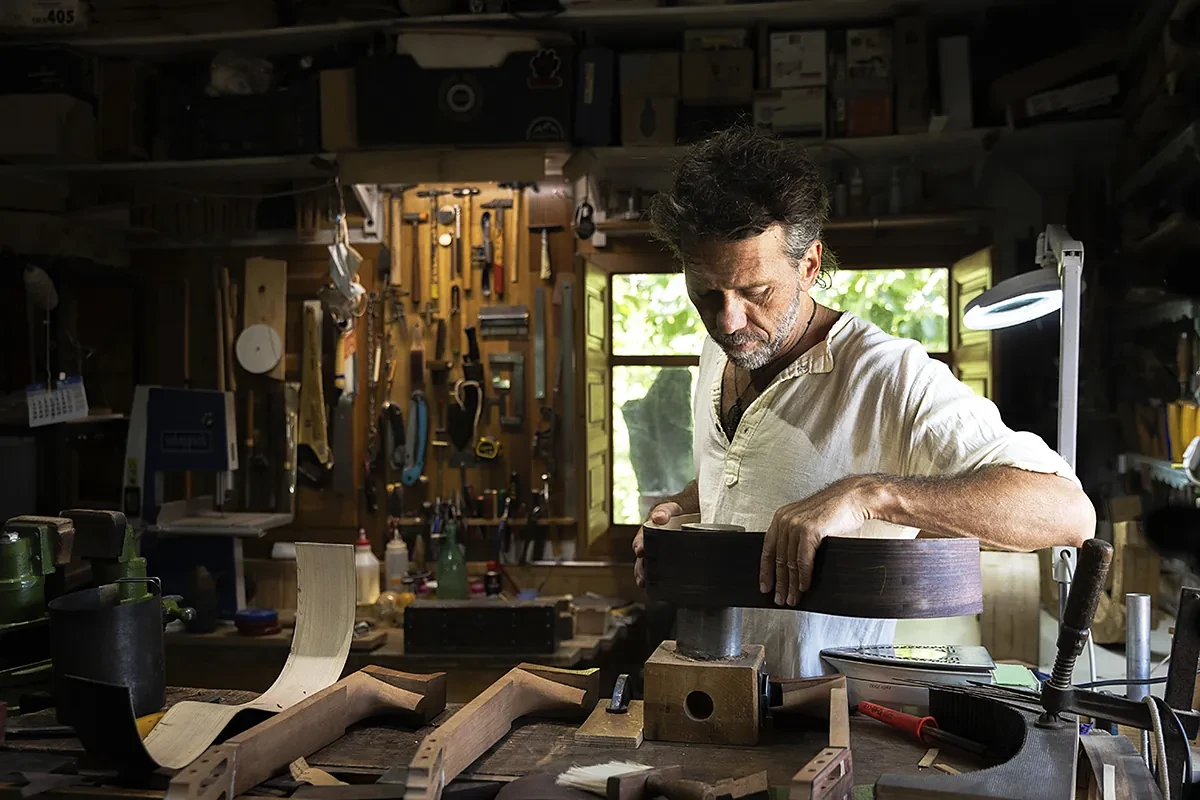 El lutier que fabrica guitarras de miles de euros del valle más recóndito de La Alpujarra: 