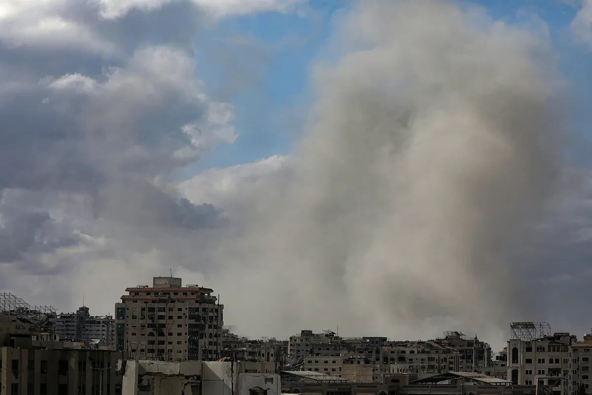 Israel y Hamas negocian en Egipto la tregua mientras continúan los bombardeos en Gaza