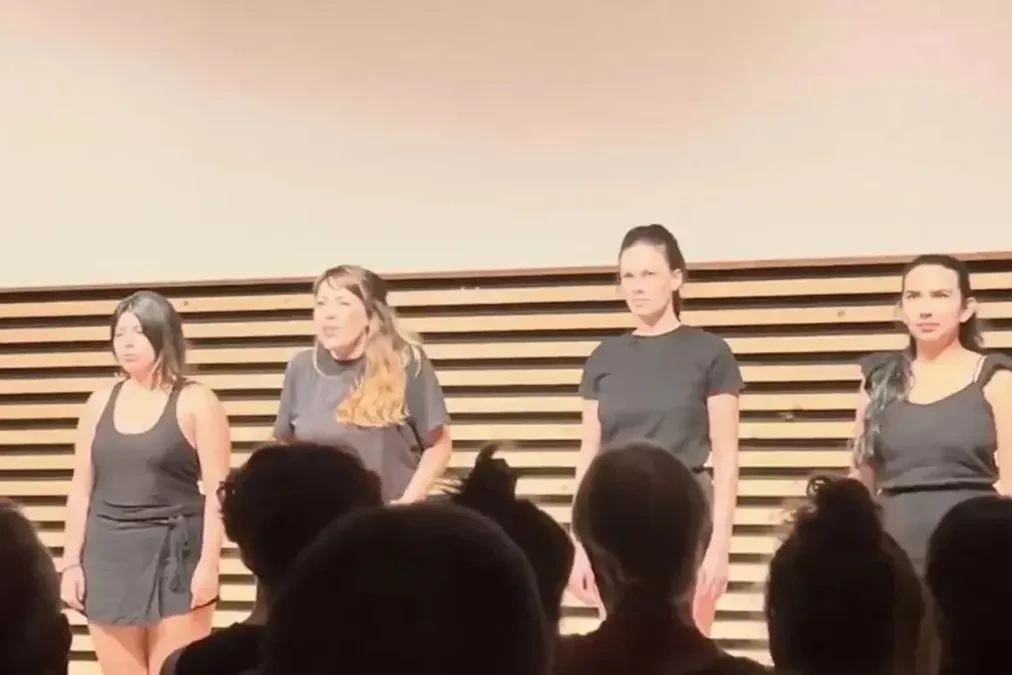 Acoso independentista contra una compañía teatral de mujeres latinoamericanas a la que consideran 
