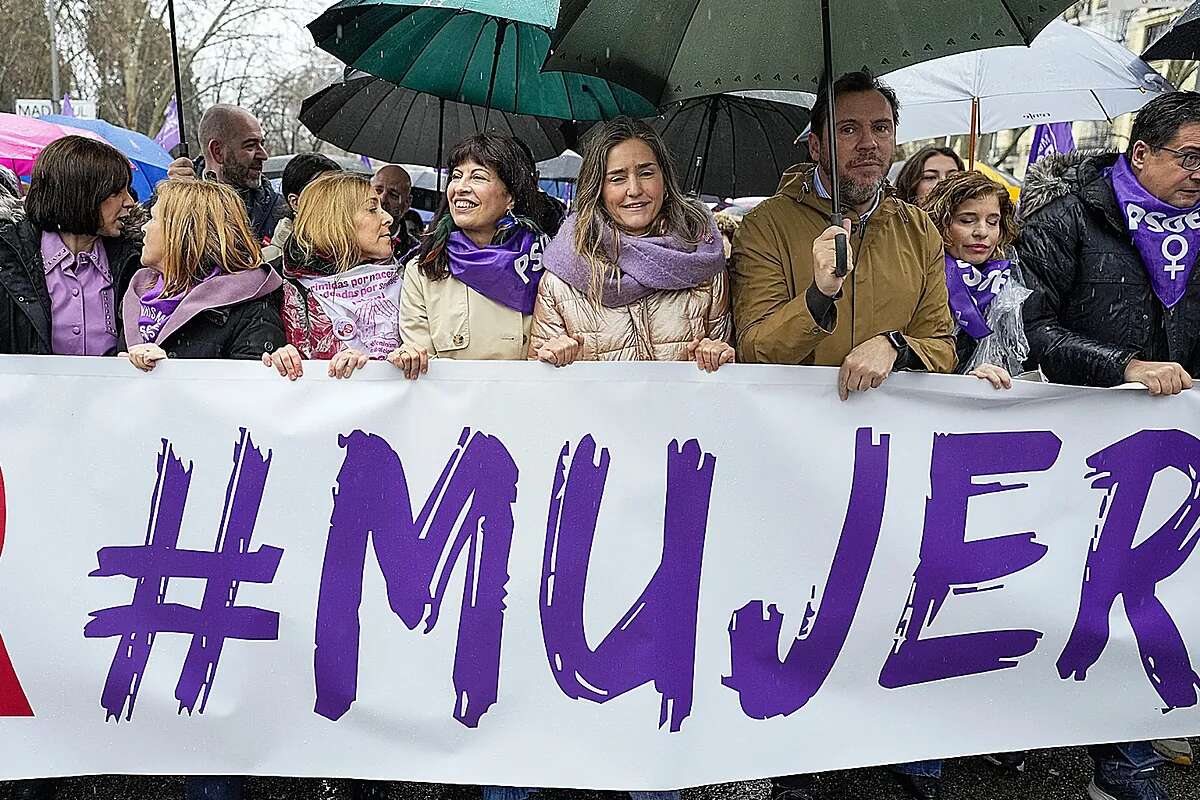 Un 8-M pasado por agua agudiza la división de la izquierda en defensa e inmigración