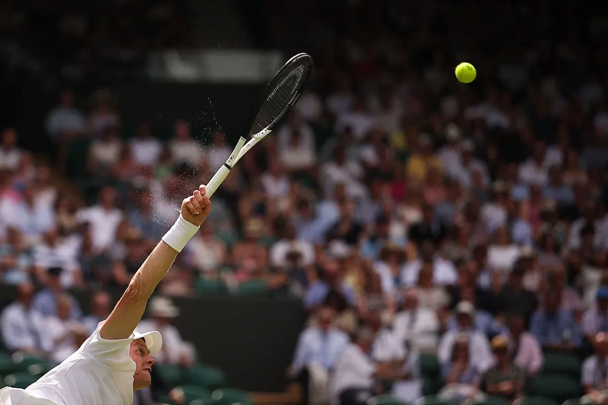 Sinner afila el servicio en su vuelta a un Grand Slam después de la traumática final de Roland Garros