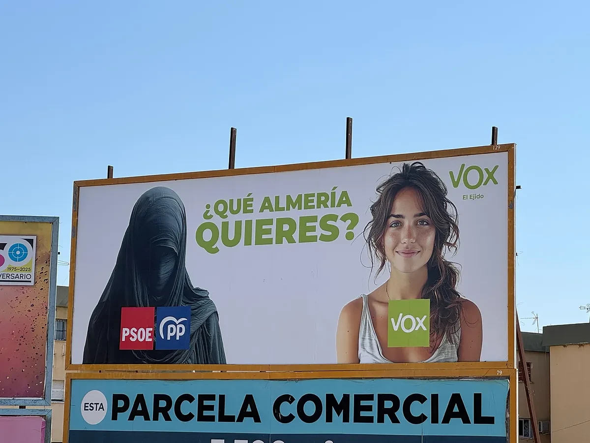 IU denuncia las vallas de Vox en El Ejido (Almería) por posible incitación al odio: 