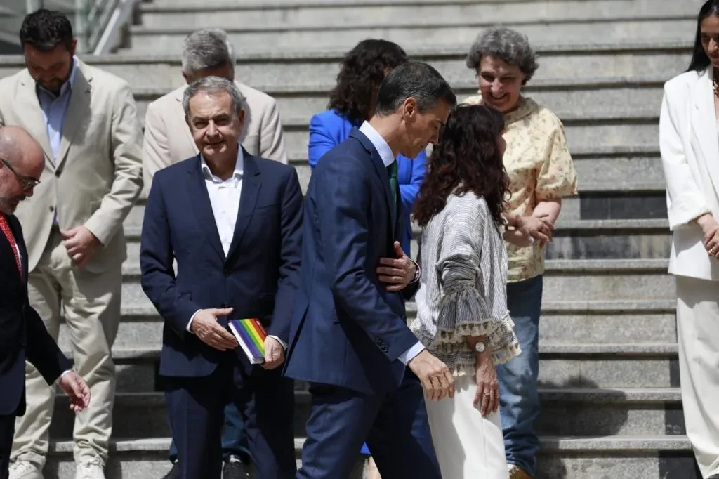 Zapatero vuelve a salir en defensa de Sánchez: alaba su 