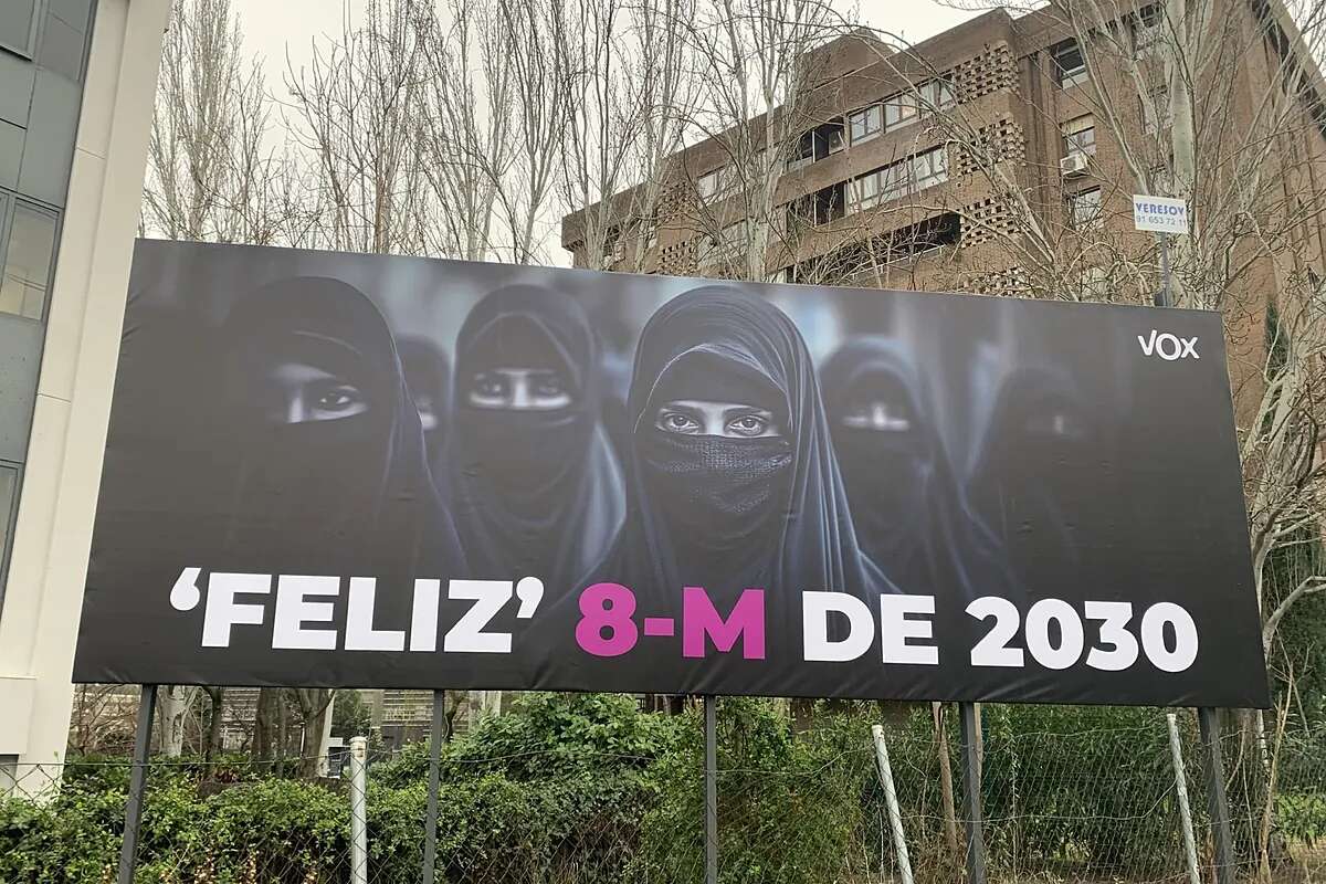 Vox despliega un cartel por el 8-M con una imagen de mujeres con velo islámico: 