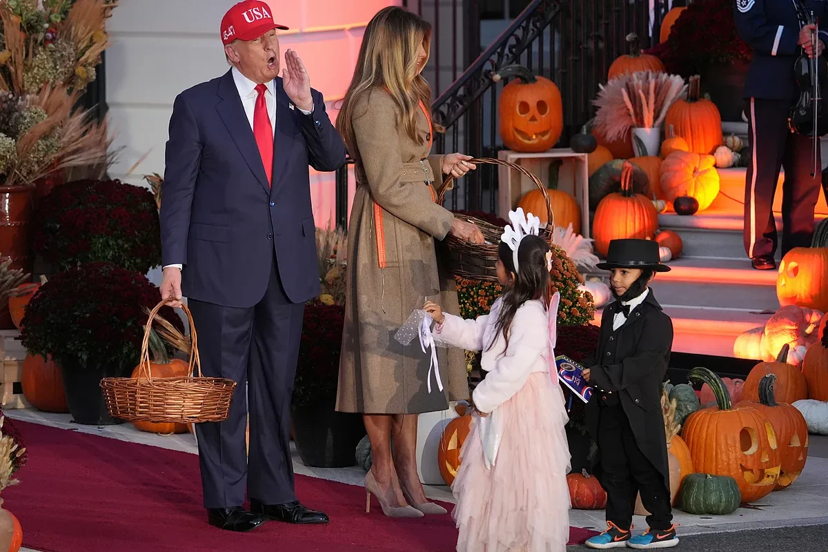 La corona asiática de Trump: vasallaje y oro al presidente que abandonó una cumbre para repartir caramelos por Halloween
