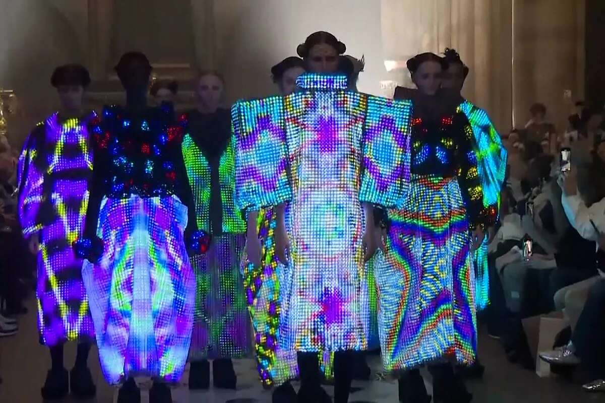 Así es la increíble colección futurista de ropa que convierte las telas en pantallas de LED