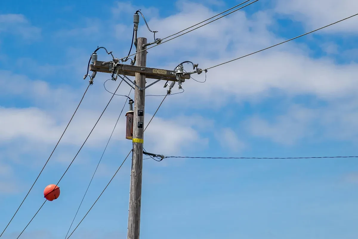 Cómo se llaman las bolas rojas de los cables de alta tensión y por qué son tan importantes