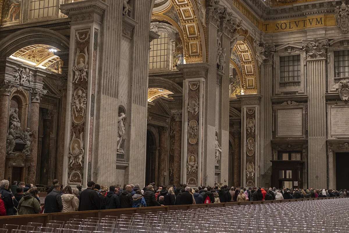 El Papa pasa una noche tranquila y vuelve a faltar al Angelus por tercera semana seguida: 