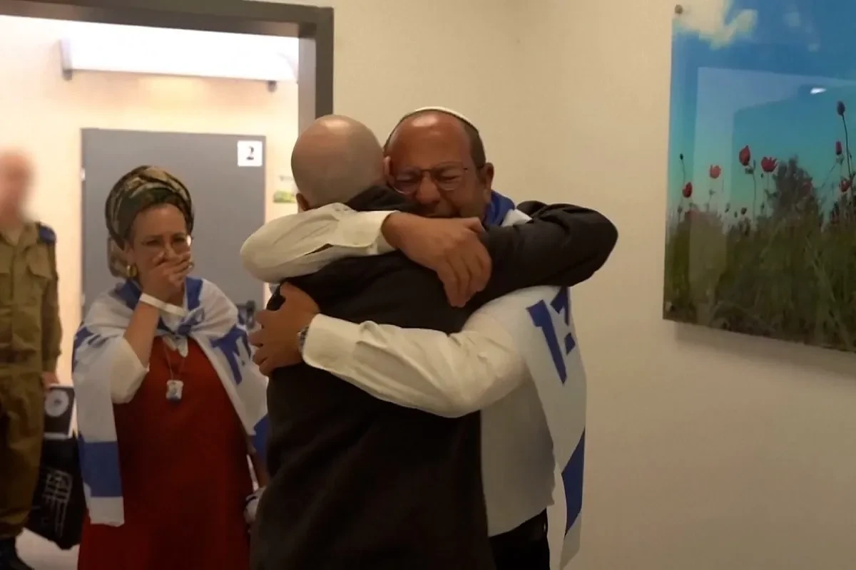 Emotivos reencuentros entre los rehenes israelíes liberados por Hamas y sus familiares