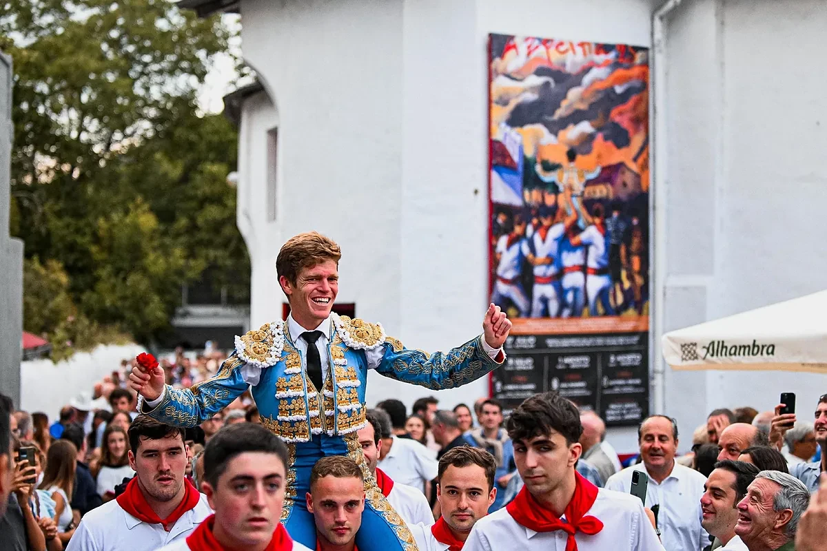 Más orejas que temple con Borja Jiménez a hombros en la última de Azpeitia