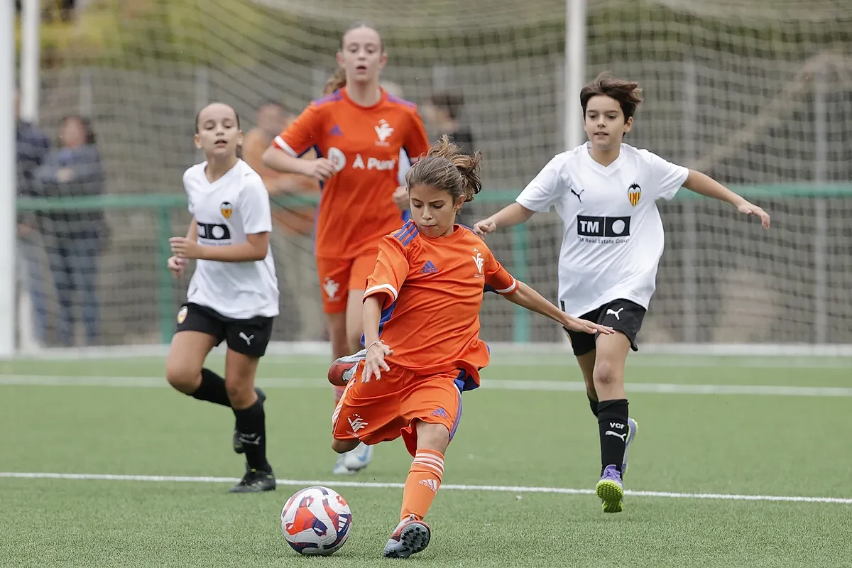 La pelota renace del barro de la dana: 14 campos de fútbol reconstruidos en tiempo récord