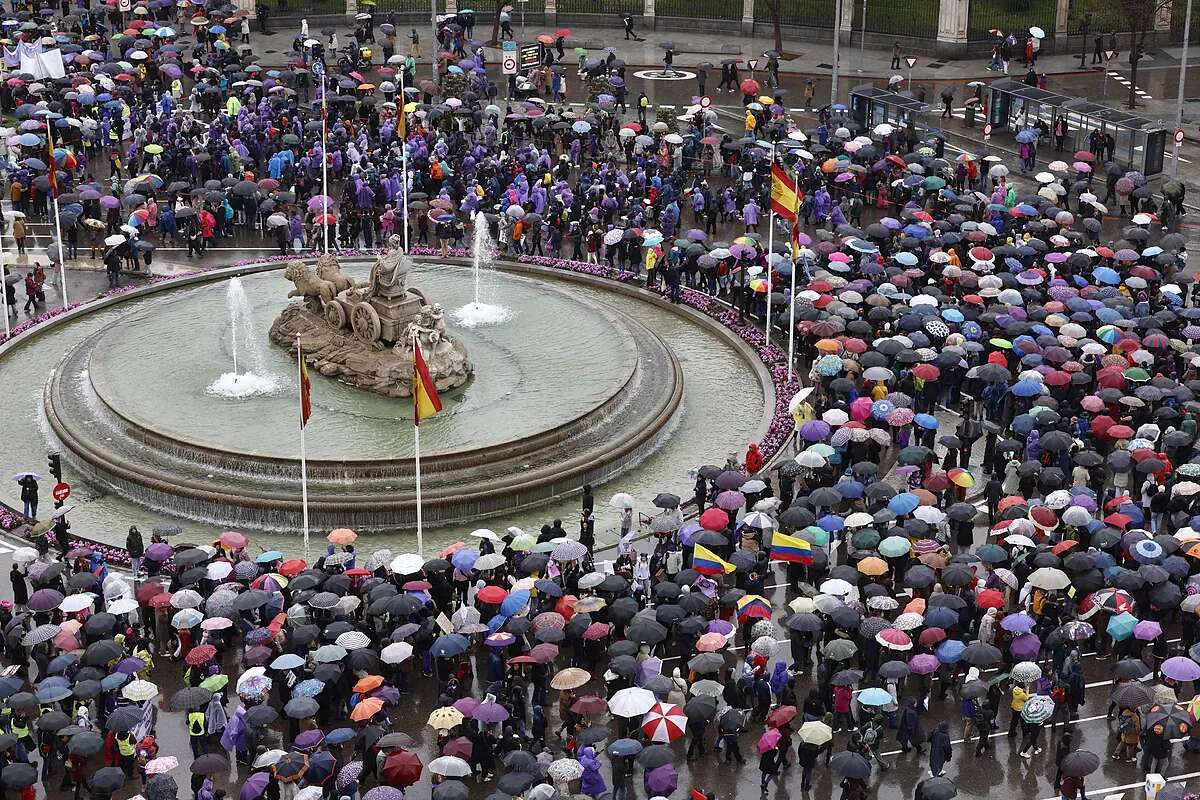 La lluvia acompaña a la primera de las dos manifestaciones del 8-M en Madrid: 