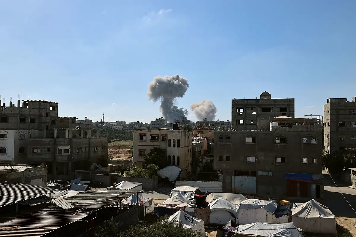 Israel mata a 23 palestinos tras bombardear una vivienda en Al Bureij, centro de Gaza
