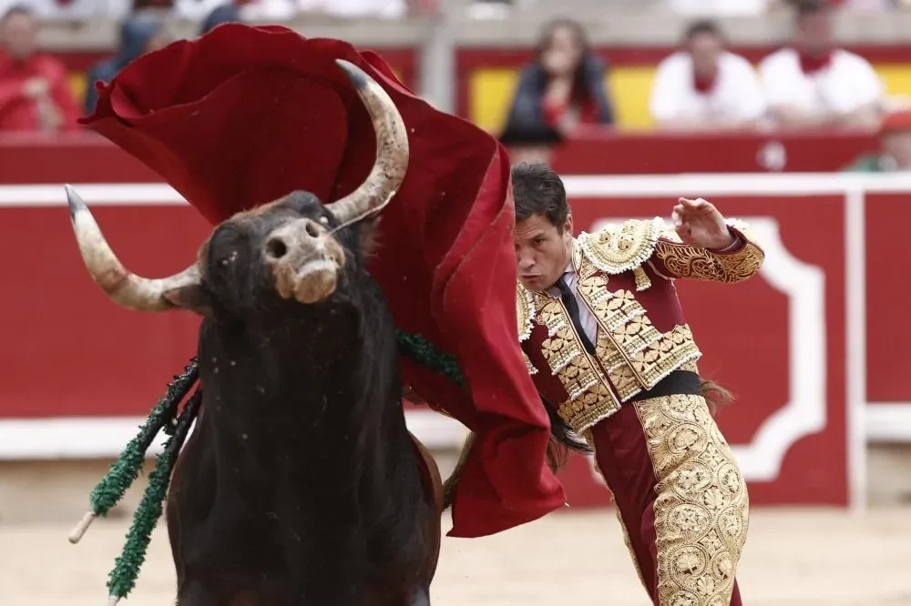 Asiron juega con Mordor: sordo esfuerzo de Perera y Luque frente a mansos y desapacibles fuenteymbros en Pamplona