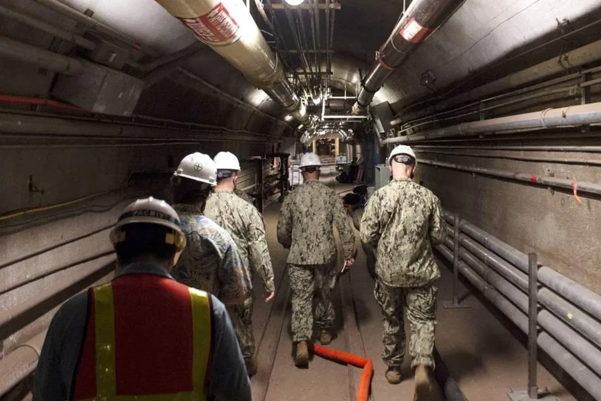 Acusan a dos civiles por el derrame de combustible en Pearl Harbor que enfermó a más de 6.000 personas