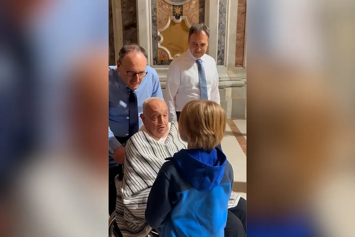 El papa Francisco visita por sorpresa la Basílica de San Pedro en camiseta y con un poncho