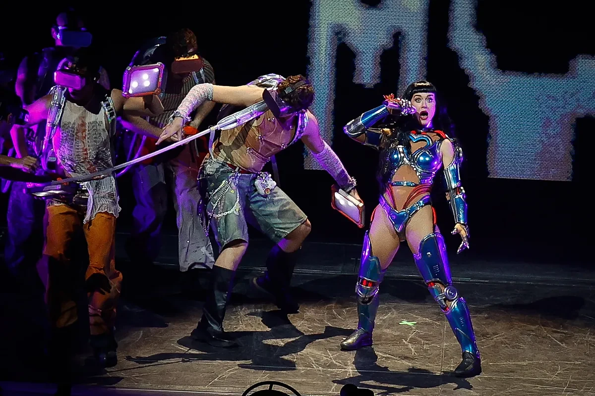 Katy Perry y su concierto de videojuego: acrobacias, láseres y diversión posadolescente
