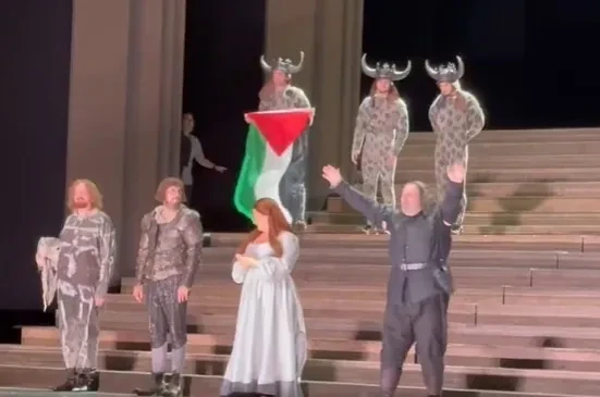 Un artista despliega una bandera palestina en el escenario de la Royal Opera House de Londres