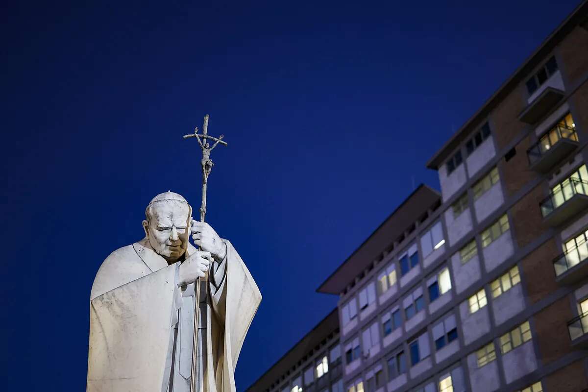 El papa Francisco continúa la fisoterapia respiratoria y se le ha retirado la ventilación mecánica de esta noche