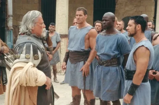La trágica muerte de Oliver Reed tras una noche bebiendo en un pub durante el rodaje de Gladiator