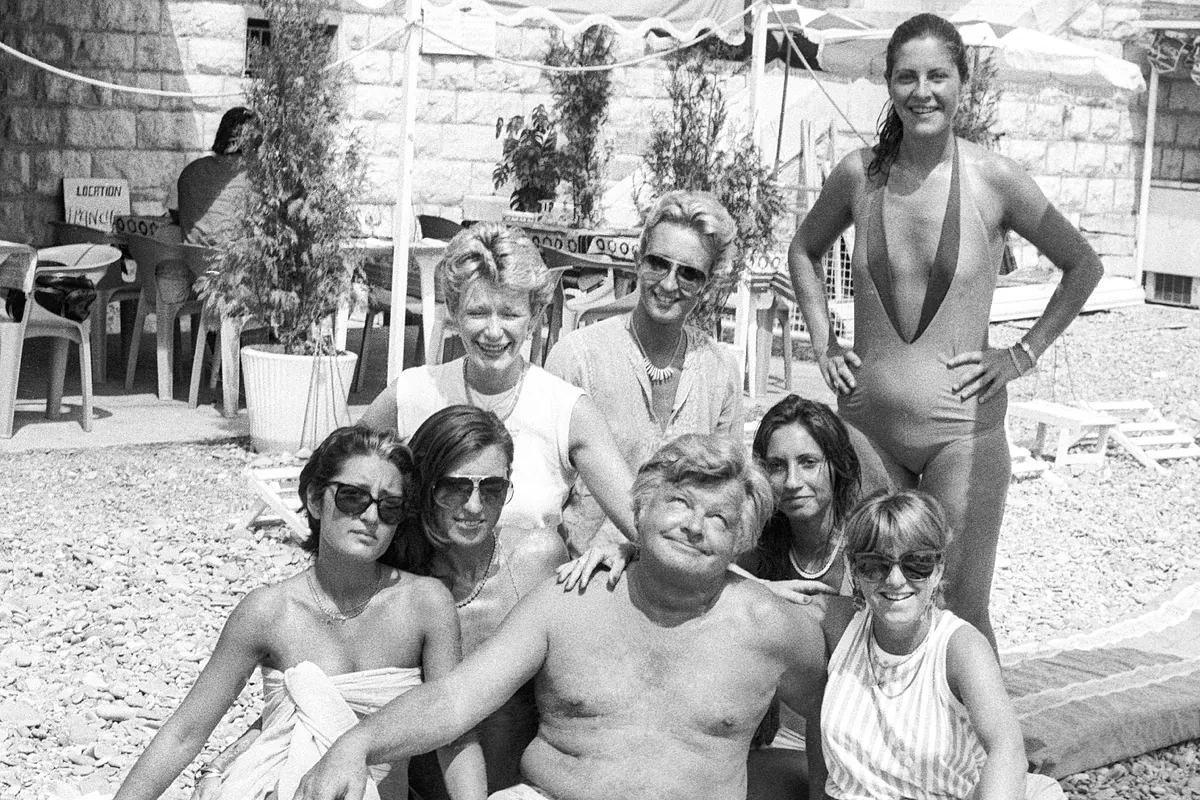 Benny Hill: sus bomberas con minifalda dividen hoy a la Generación Z