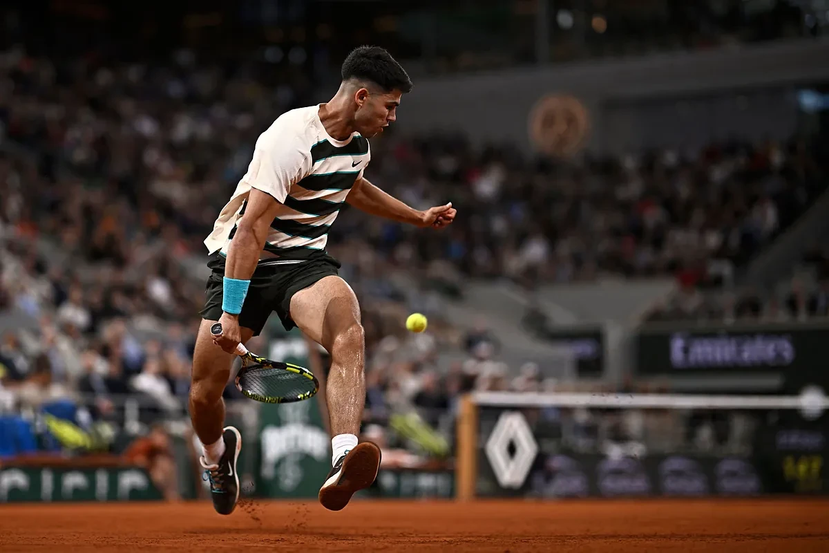 Alcaraz ofrece su magia a una Chatrier infantil y ya está en tercera ronda de Roland Garros