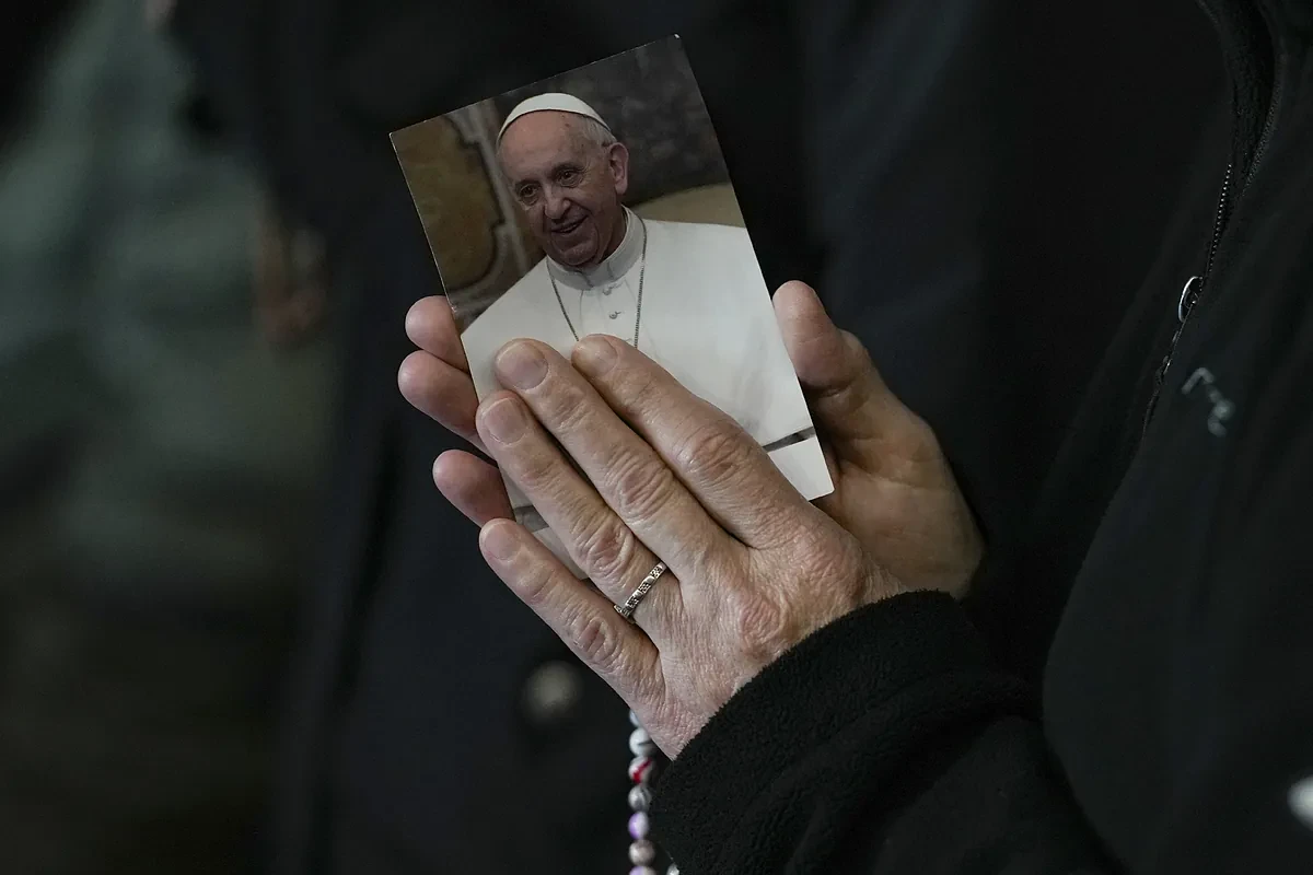 Las claves de la salud del Papa tras levantarle el pronóstico reservado: 