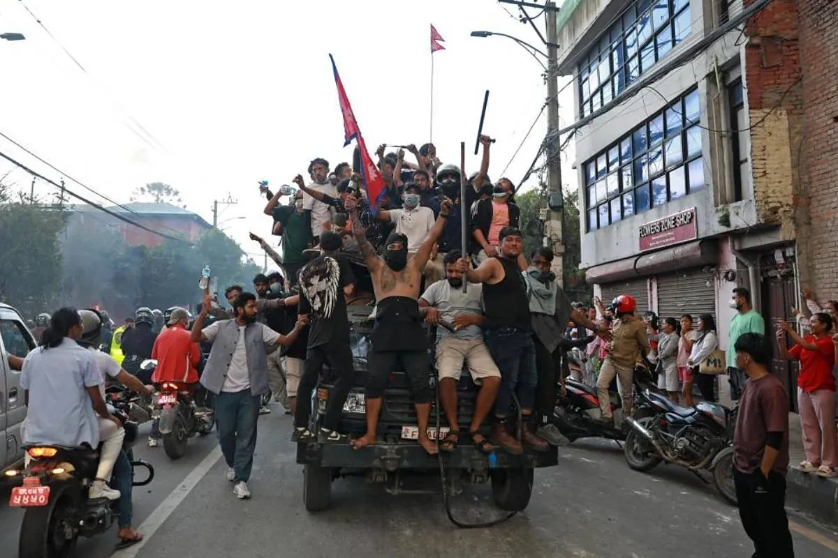 El Ejército de Nepal impone un toque de queda para frenar el caos que deja 25 muertos