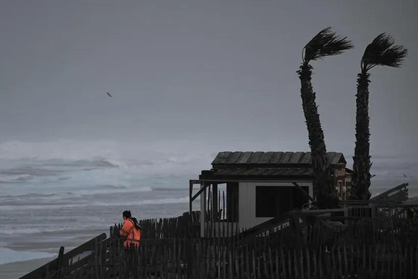 La tormenta Benjamin, con vientos de hasta 160 kms/hora, deja sin electricidad a más 140.000 hogares en Francia
