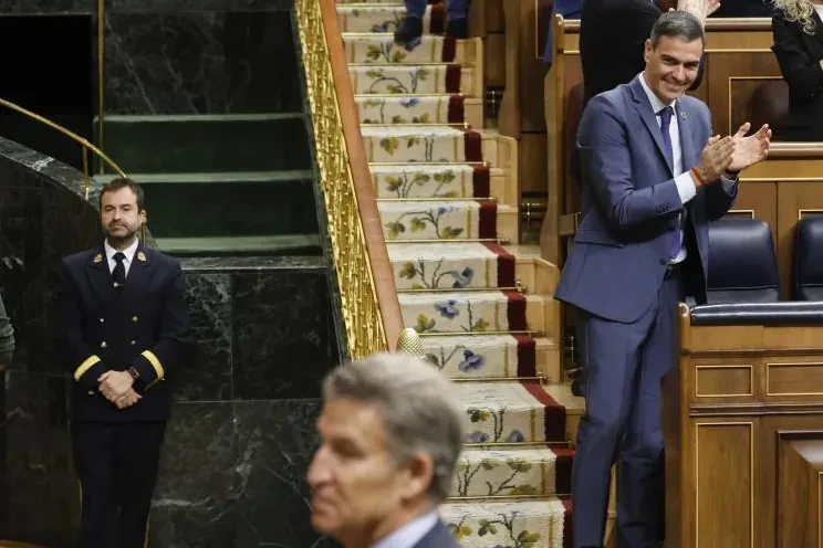Balance dispar de fin de curso: Sánchez defenderá hoy que ha cumplido el 45% de sus objetivos y Feijóo que la legislatura está 